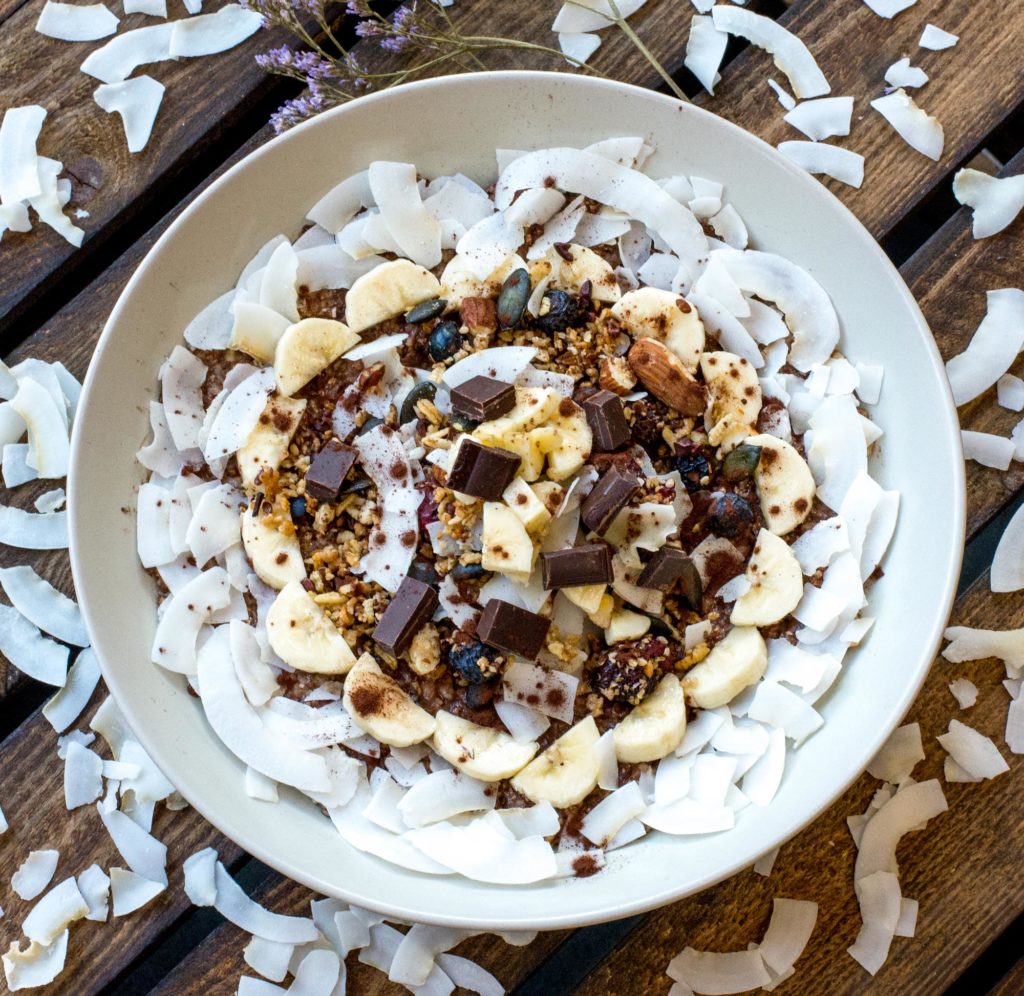 Schoko-Porridge mit Bananen und Granola