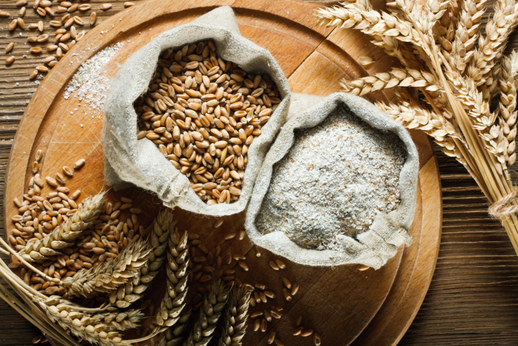 Getreide, Vollkornmehl und Ähren